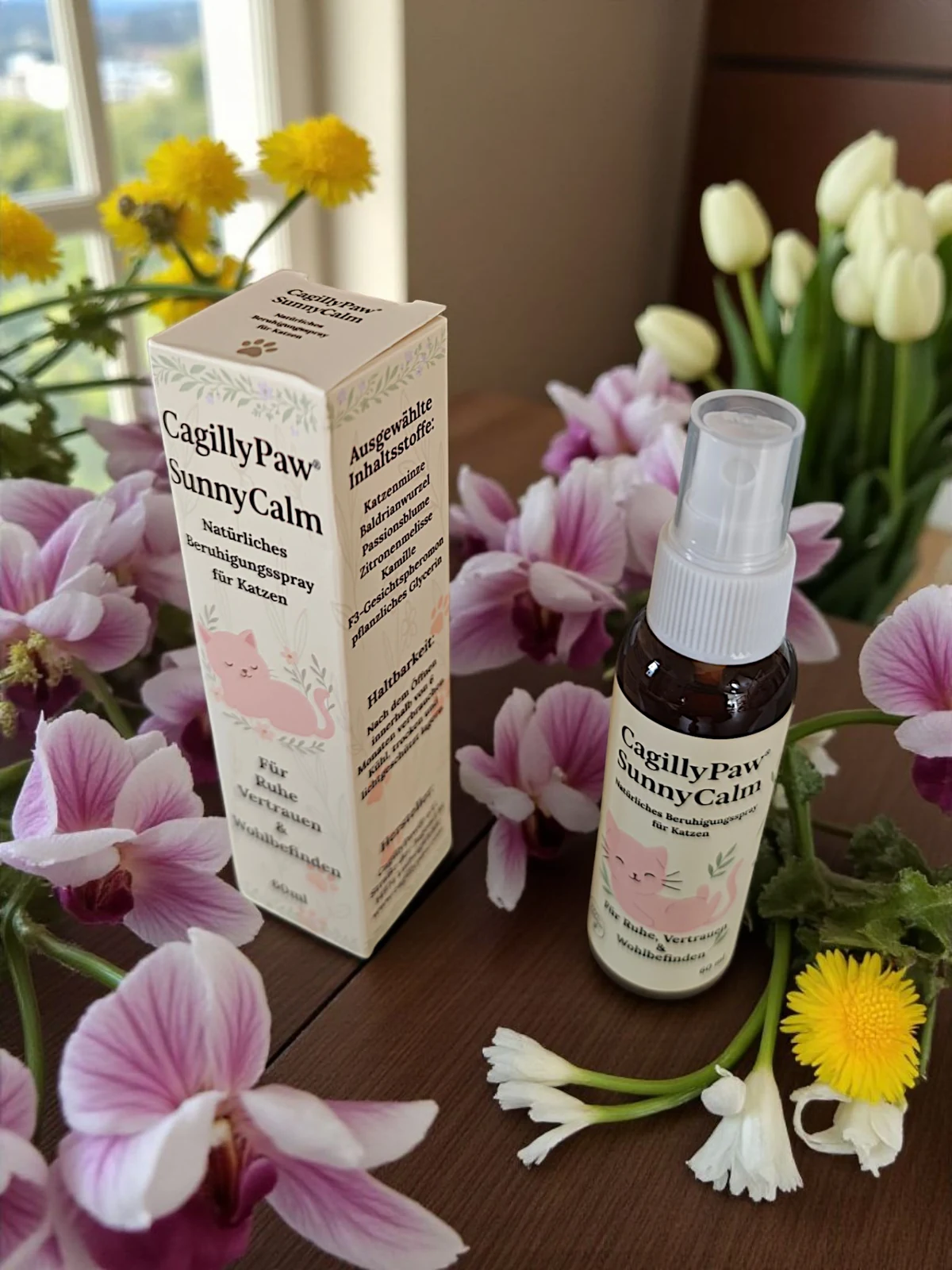 SunnyCalm Spray und Verpackung in einer sanften floralen Umgebung
